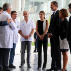 Los médicos del Hospital del Mar reciben a los Reyes en su visita a los heridos, el pasado día 19