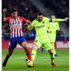 El rojiblanco Rodrigo y el azulgrana Messi luchan por el control del balón. RODRIGO JIMÉNEZ