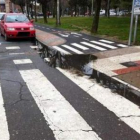 El agua se acumula en los rebajes de los pasos de cebra.