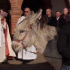 El cura bendice a un burro a la salida de la misa celebrada ayer en Las Grañeras.