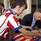 Pantic firma un autógrafo a un seguidor del Atlético. MARCIANO PÉREZ