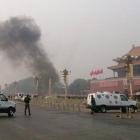 Una columna de humo se eleva hacia el cielo tras el atentado de Tiananmen, el 28 de octubre del 2013.