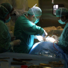 Imagen de archivo de una operación quirúrgica en el complejo hospitalario de León. DANIEL