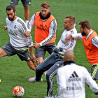 Ramos, en el centro, durante un entrenamiento del Madrid en Australia.