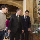 Victor Miguélez, propietario de la colección, Silván y Martínez Majo contemplan la urna. FERNANDO OTERO PERANDONES