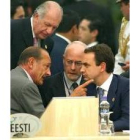 Lagos (de pie), Chirac y Zapatero mantienen una intensa conversación