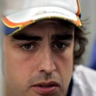 El piloto español Fernando Alonso (Renault), en el box durante una sesión de entrenamientos