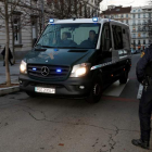 Llegada del furgón policial al Supremo en el que fueron trasladados los tres encarcelados. F. ALVARADO