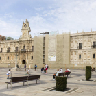 Vista del Parador de San Marcos, donde los andamios van dejando paso a nuevos tramos de fachada limpios y remozados. F. OTERO PERANDONES