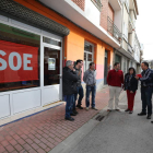 La comitiva socialista, ayer en Cacabelos.