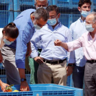 El rey Felipe VI y la reina Letizia ayer, durante su visita a la cooperativa de frutas de Cieza, en Murcia. BALLESTEROS