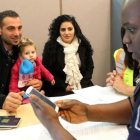 Una familia de refugiados sirios recién llegada al aeropuerto de Toronto (Canadá), en el 2015.