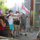 Trabajadores de LM, ayer en el exterior del lugar en el que se celebran las reuniones. ANA F. BARREDO