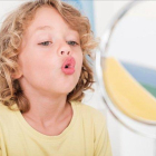 Un niño habla solo frente al espejo.