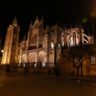 La Catedral, con la iluminación encendida