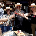 Un grupo de personas disfrutando de la Feria del Vino de la DO León en una edición pasada. MARCIANO