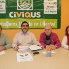 Manuel Mitadiel (segundo por la izquierda) junto a varios concejales de Civiqus.