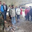 Los vecinos de San Fiz do Seo, concentrados ayer en contra de la creación de un salto de agua en el Valle do Seo.