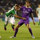 Toni Kroos regatea a Joaquín durante el Betis-Real Madrid de la última jornada. JULIO MUÑOZ