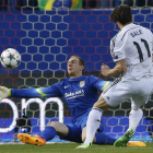 Gareth Bale, a la derecha, dispara a puerta ante el portero esloveno del Atlético de Madrid Jan Oblak, que se erigió en el salvador del Atlético de Madrid.