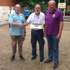 Fernández recibe el trofeo de manos del delegado provincial. DL