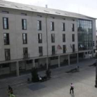 Fachada del instituto Gil y Carrasco, en la plaza del Ayuntamiento