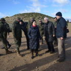 Robles y el parlamentario socialista Jose María Barreda, esta mañana en la base de San Gregorio