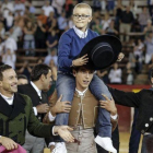 Adrián es llevado a hombros durante la corrida benéfica celebrada en Valencia.