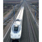 Un tren de alta velocidad circula por vías zaragozanas.