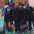 A la izquierda, los componentes del equipo del Cuatro Valles celebran su victoria y, a la derecha, el equipo del BM La Virgen.