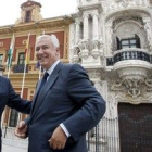 Javier Arenas (derecha), con el candidato del PP a la alcaldía de Sevilla, Juan Ignacio Zoido.