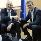 Pedro Sánchez y el comisario europeo Pierre Moscovici, en su encuentro de este jueves en Madrid.