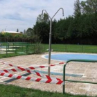 La piscina de chapoteo, en el centro, y la mediana, a la izquierda, ambas precintadas.