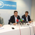 La procuradora Mar González, el portavoz Raúl de la Hoz y su adjunto Salvador Cruz, ayer en León. RAMIRO