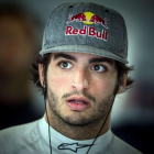 Carlos Sainz Jr espera durante el primer entreno del Grand Prix de Rusia el viernes 9 de octubre