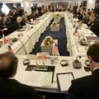 Una vista global de la sala que acogió  la reunión de las delegaciones de EE.UU., Siria e Irak