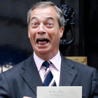 Nigel Farage en Downing Street con una carta para May.