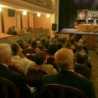 Halffter, sentado en primer término, ayer en una de las conferencias en el Teatro Villafranquino