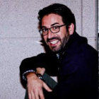 Antonio Garrido, posa divertido en las escaleras de Antena 3.