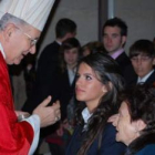 El obispo confirma a una de las alumnas del Colegio Santa Teresa.