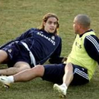 Woodgate y Ronaldo conversan sobre el césped durante un entrenamiento de la primera plantilla blanca