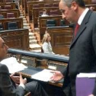 Josu Erkoreka conversa con José Luis Rodríguez Zapatero en el transcurso de un pleno del Congreso