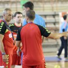Rafa Guijosa durante una charla con el cuerpo técnico.