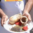 Un agricultor muestra los estragos de los topillos