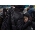 Miles de personas esperan a ser evacuadas en la estación central de Kyiv (Kiev) para escapar de la guerra. ZURAB KURTSIKIDZE