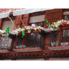 Los balcones de Astorga ya presentan alusiones en verde.