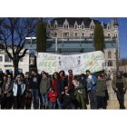 La concentración leonesa se llevó a cabo ante el edificio de Botines.