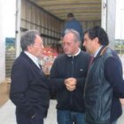 Damían Tascón, junto a un colaborador y el presidente del Consejo con un camión de reparto al fondo.
