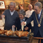 El presidente Tabaré y su esposa cortan los cochinillos. PABLO MARTÍN