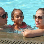 Casper Smart y JLo, con la pequeña Emme Anthony, en Miami, en el verano del 2012.